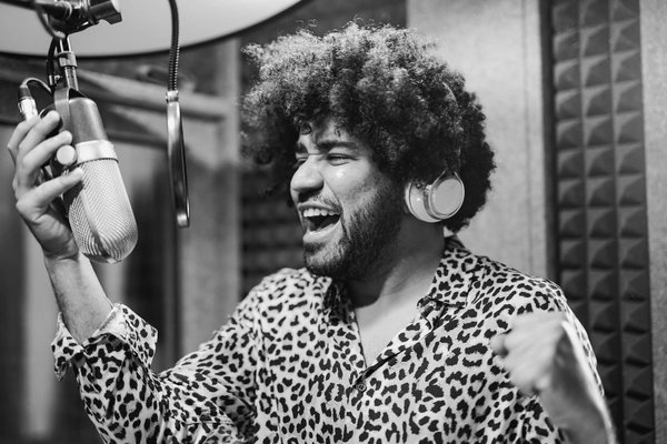 Quels sont les critères essentiels pour sélectionner un microphone à condensateur pour un studio d'enregistrement à domicile ?